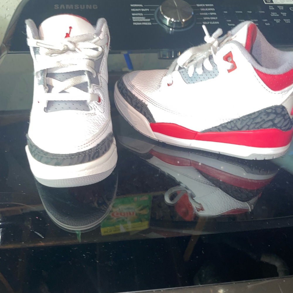 Retro 3 Fire Red Jordana